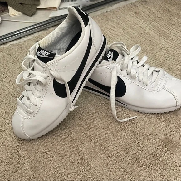 Classic Nike Cortez Basic SL White Black Swoosh Sneakers Retro Athletic Shoes - Picture 3 of 5
